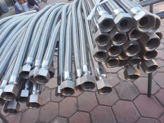 The picture shows several metal hoses, and some are bundled by the plastic rope.