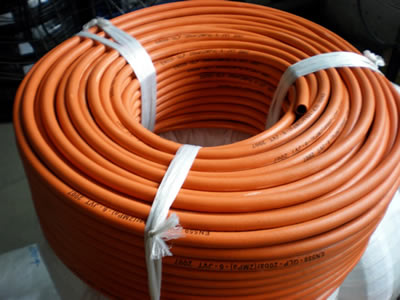 One roll of LPG hose is displayed in the picture, it is packed by plastic rope.