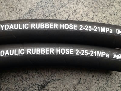 It shows two hydraulic rubber hoses in the picture, with the name and working pressure marked on them.